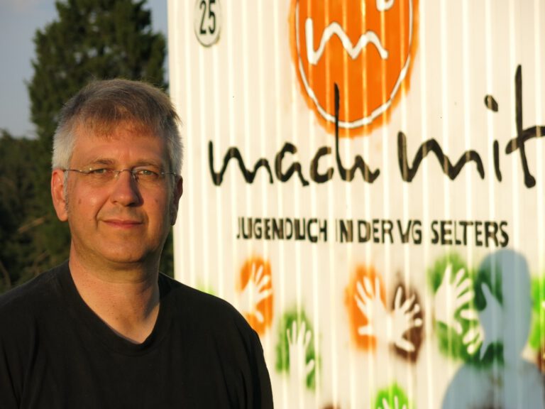 Portrait Olaf Neumann mit JP Logo 768x576